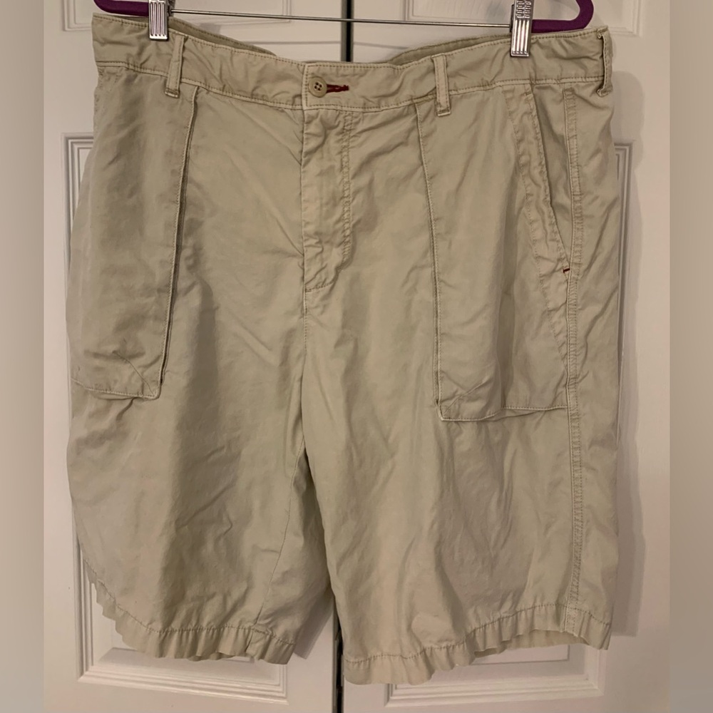Tommy Bahama  Casual Cargo Shorts in Light Tan Lightweight and soft. Size 38